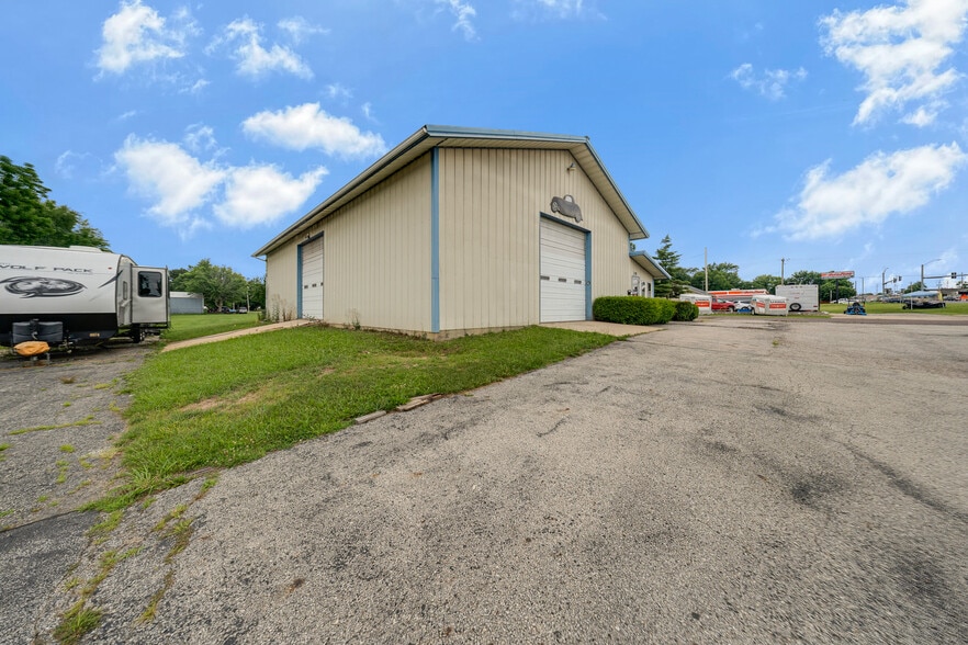 More Photos Of 305 W Scenic Rivers Blvd, Salem Flex For Sale