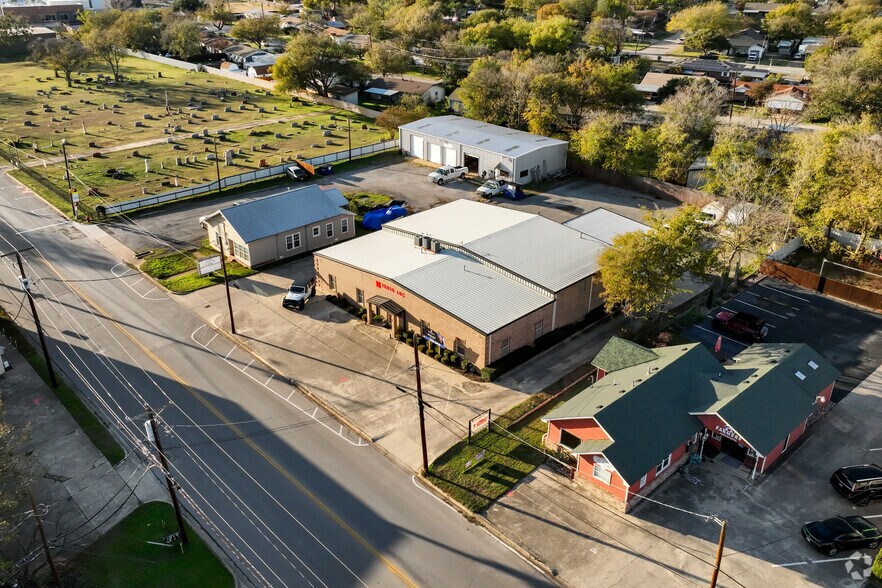 More Photos Of 132 W McLeroy Blvd, Saginaw Warehouse For Sale