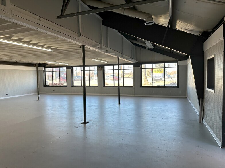 More Photos Of 905 Pyott Rd, Crystal Lake Showroom For Lease