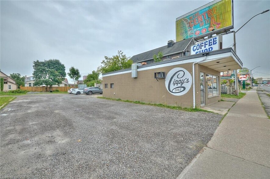 More Photos Of 5784 Stanley Ave, Niagara Falls Restaurant For Lease