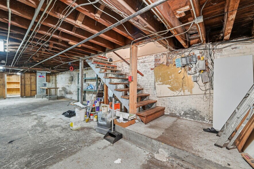 More Photos Of 1037 Valencia St, San Francisco General Retail For Lease