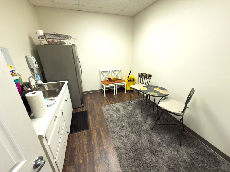 More Photos Of 275 W Airport Blvd, Pensacola Storefront Retail Office For Lease