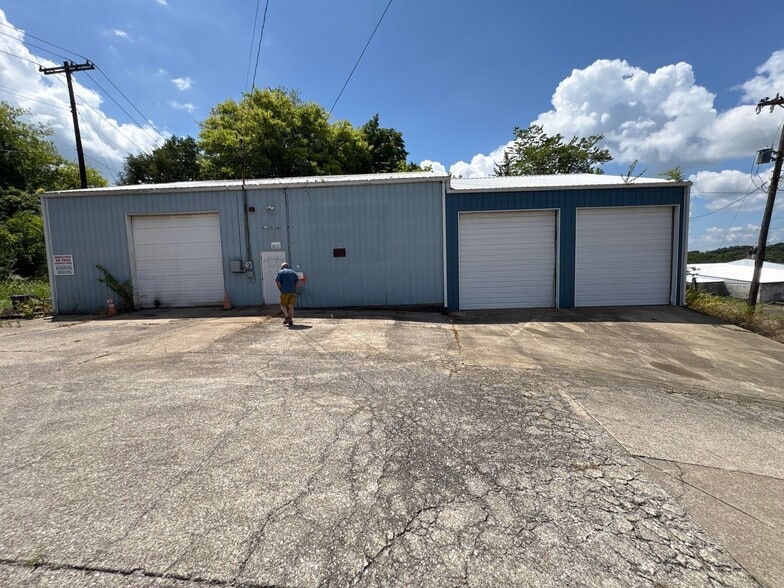 More Photos Of 1315 College St, Clarksville Warehouse For Lease
