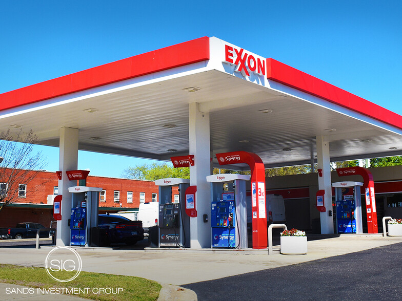 Primary Photo Of 306 E Main St, Reedsburg Convenience Store For Sale