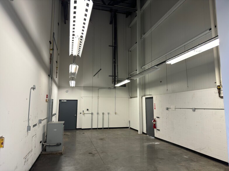 More Photos Of 4055 English Oak Dr, Lansing Light Manufacturing For Lease