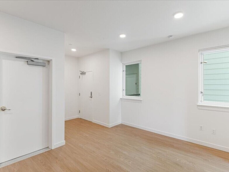 More Photos Of 5042 NE Fremont St, Portland Apartments For Sale