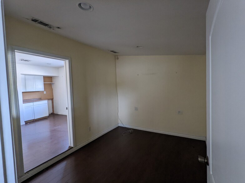 More Photos Of 1214 W Burbank Blvd, Burbank Loft Creative Space For Lease