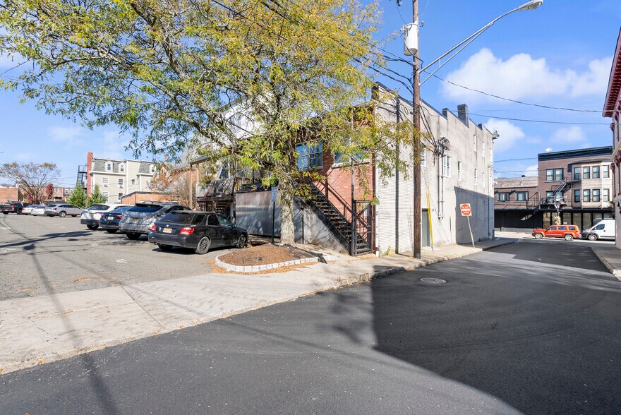 More Photos Of 170-172 Spring St, Newton Office For Sale