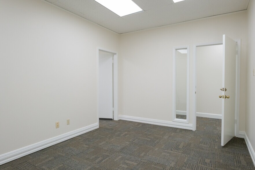More Photos Of 110 Lincoln Ave, College Station Office For Sale