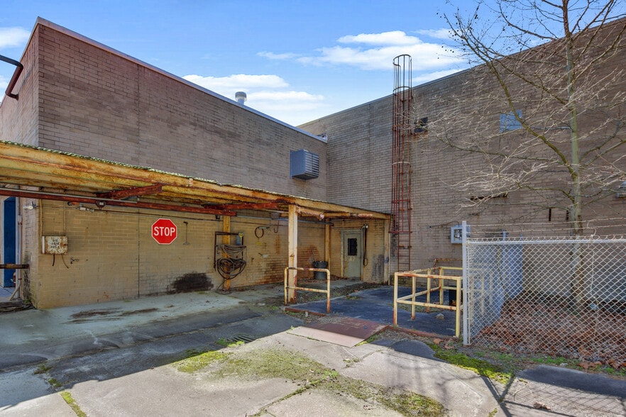 More Photos Of 3036 Gillespie St, Fayetteville Manufacturing For Lease