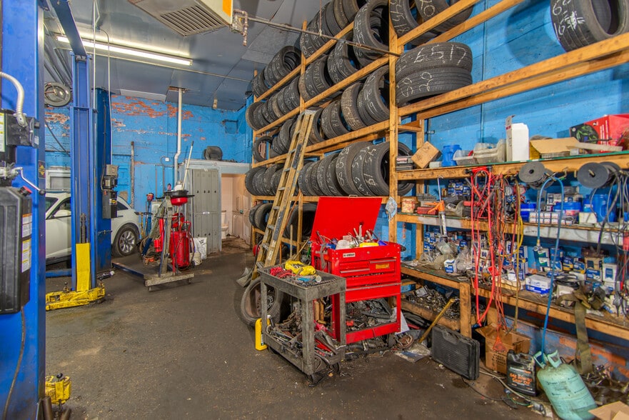 More Photos Of 5788 Van Dyke St, Detroit Auto Repair For Sale