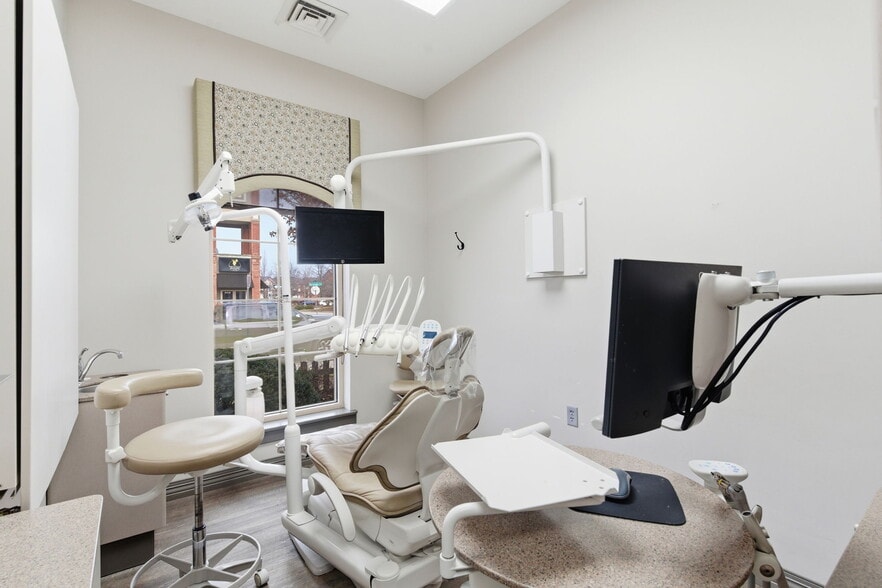 More Photos Of 2104 Chesterfield Blvd, Springfield Office For Sale