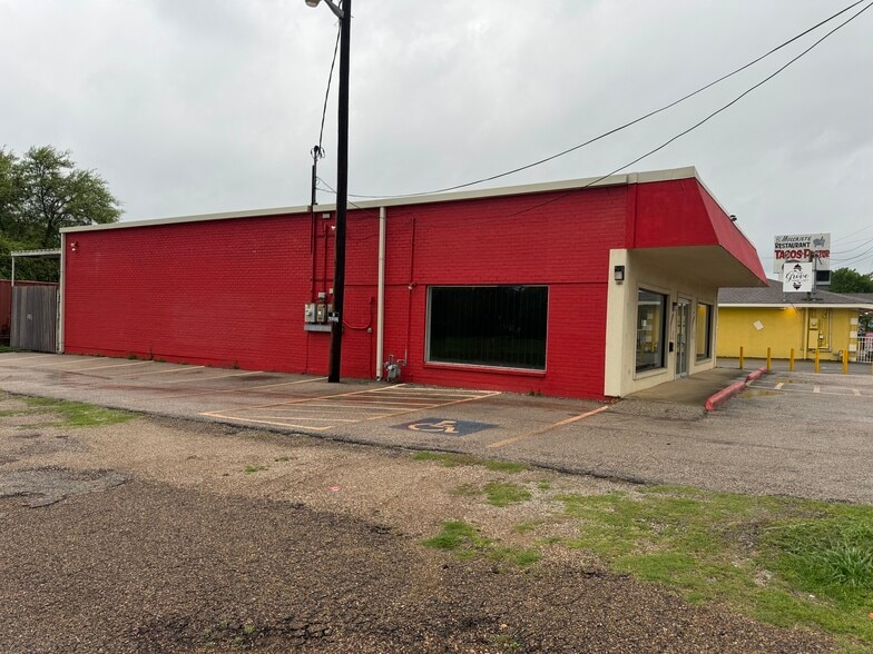 More Photos Of 8230 Lake June Rd, Dallas Storefront Retail Office For Lease