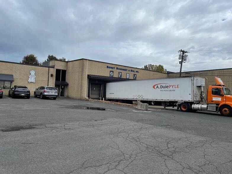More Photos Of 400 N Midland Ave, Saddle Brook Warehouse For Lease