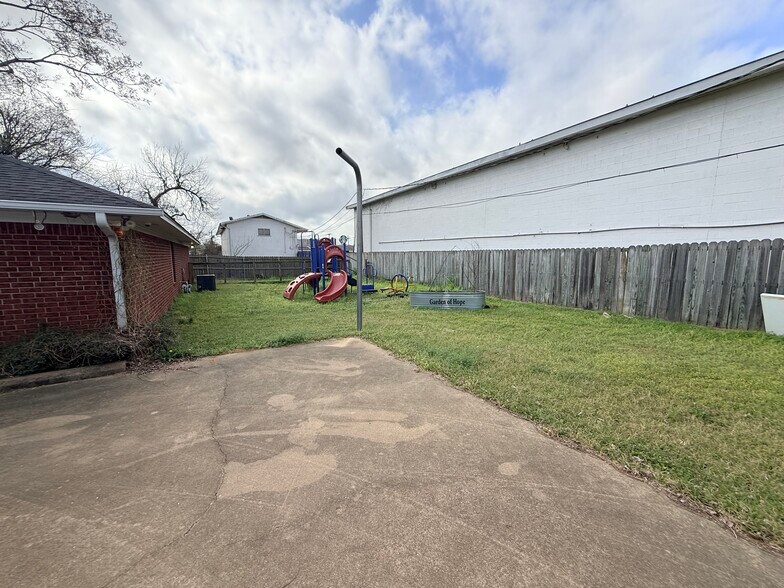 More Photos Of 425 Neches St, Jacksonville Office Residential For Sale