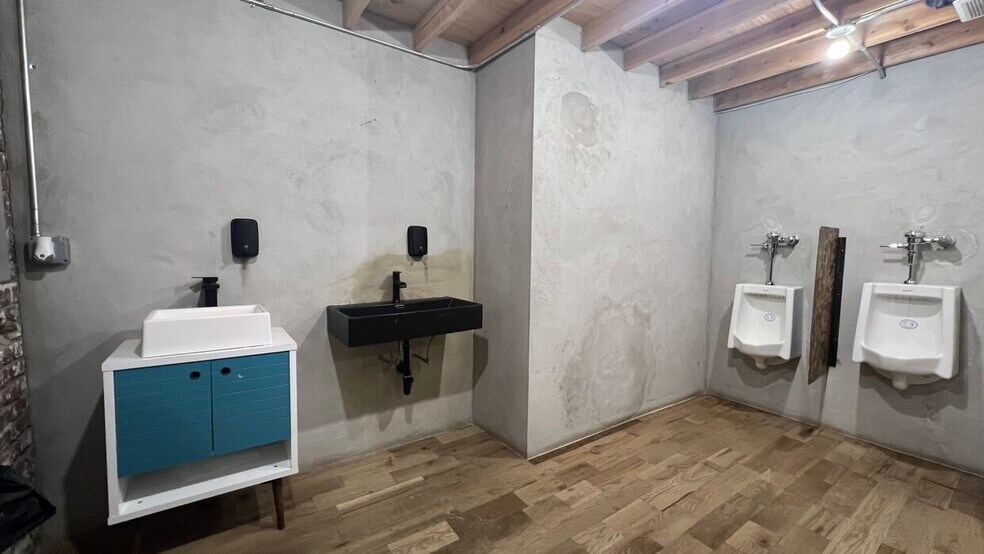 More Photos Of 310 Meserole St, Brooklyn Flex For Lease