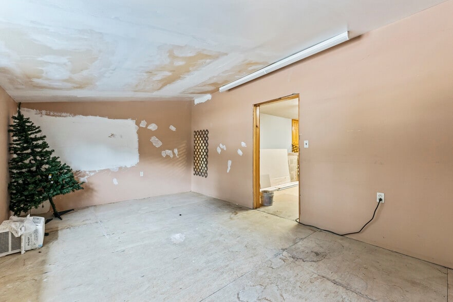 More Photos Of 680 Maine Ave, Farmingdale Storefront Retail Office For Lease