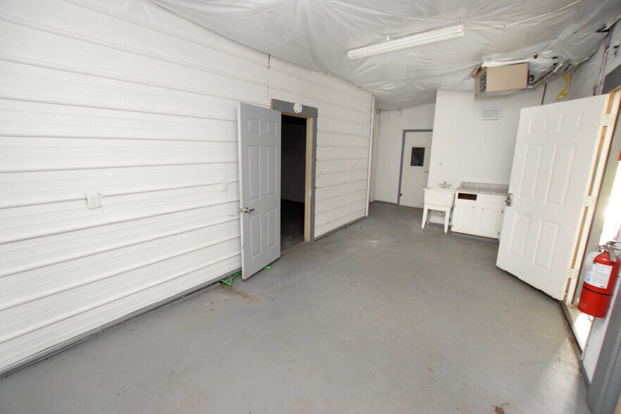 More Photos Of 713 Fenton Rd, Flint Warehouse For Sale