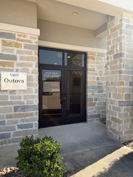 More Photos Of 633 E Fernhurst Dr, Katy Medical For Lease