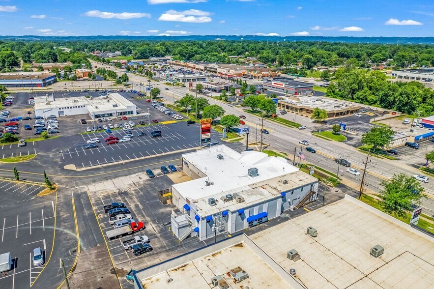 More Photos Of 504 E Lewis and Clark Pky, Clarksville Freestanding For Lease