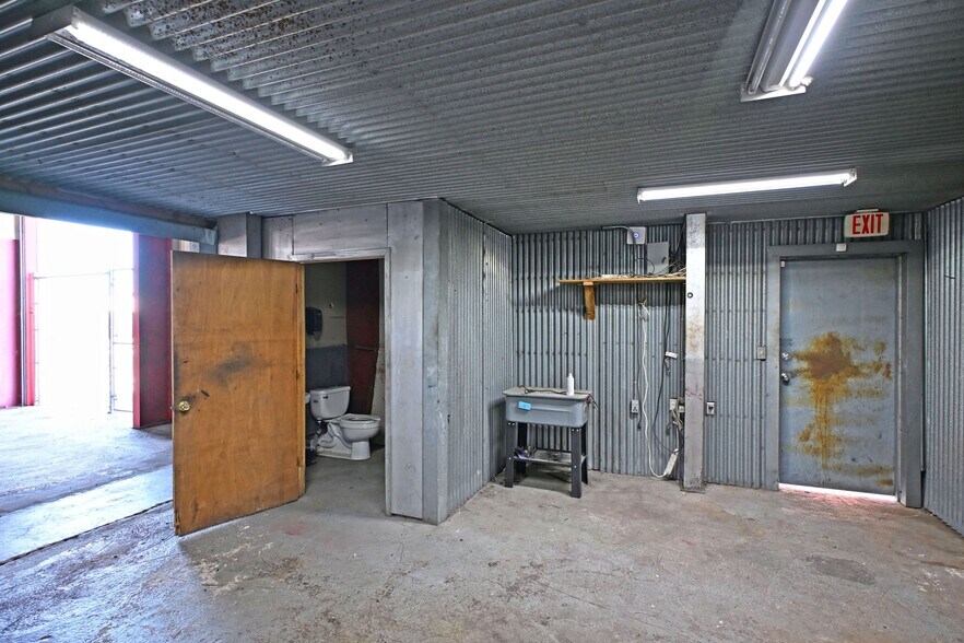 More Photos Of 1123 Bowie St, Seguin Warehouse For Sale