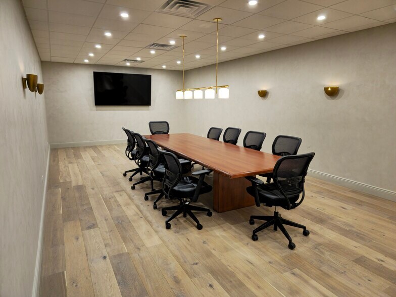 More Photos Of 98 Cuttermill Rd, Great Neck Office For Lease