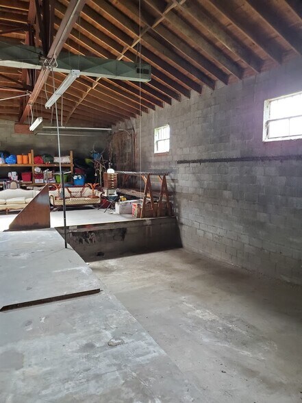 More Photos Of 302 Williams St, Fayetteville Flex For Sale