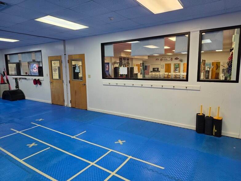 More Photos Of 100 Commercial Dr, Atoka General Retail For Sale