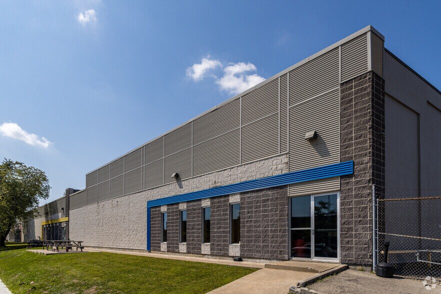 More Photos Of 1755 Rue Berlier, Laval Warehouse For Sale