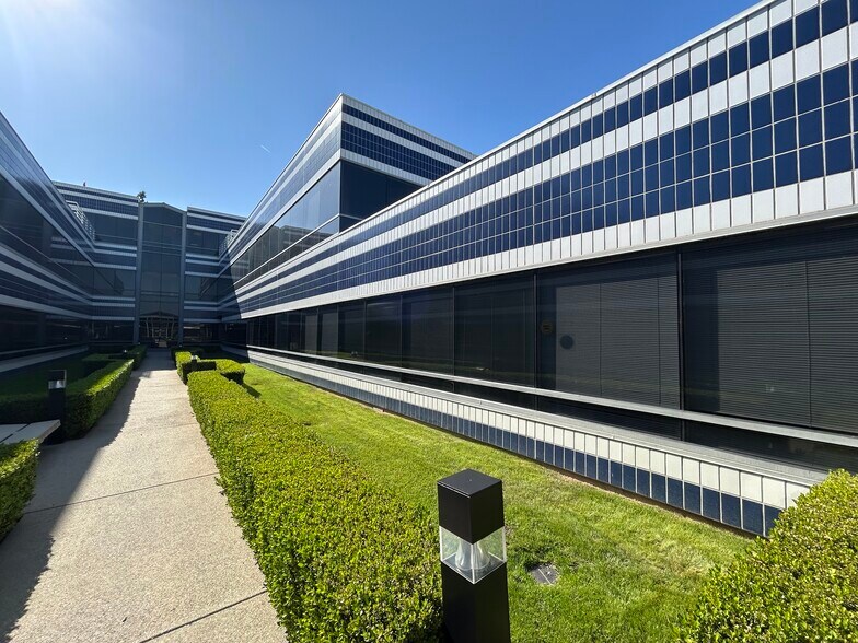 More Photos Of 16461 Sherman Way, Van Nuys Office For Lease