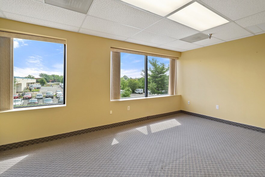 More Photos Of 14325 Willard Rd, Chantilly Office For Lease