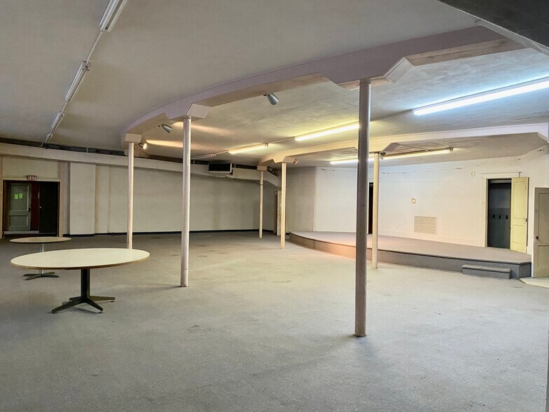 More Photos Of 212 N College Ave, Clarksville Religious Facility For Sale