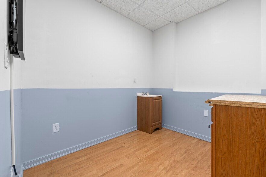 More Photos Of 121-15 Jamaica Ave, Richmond Hill Storefront Retail Residential For Sale