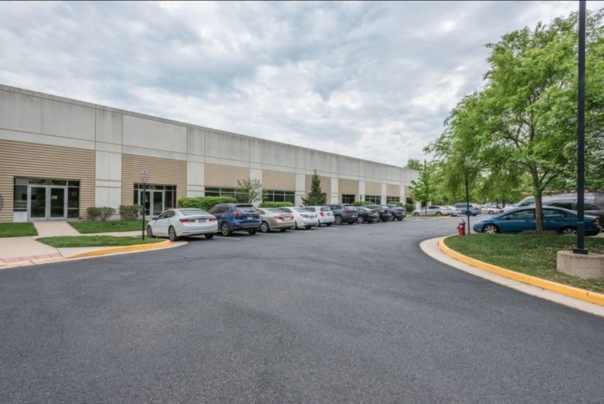 More Photos Of 4170 Lafayette Center Dr, Chantilly Light Distribution For Lease