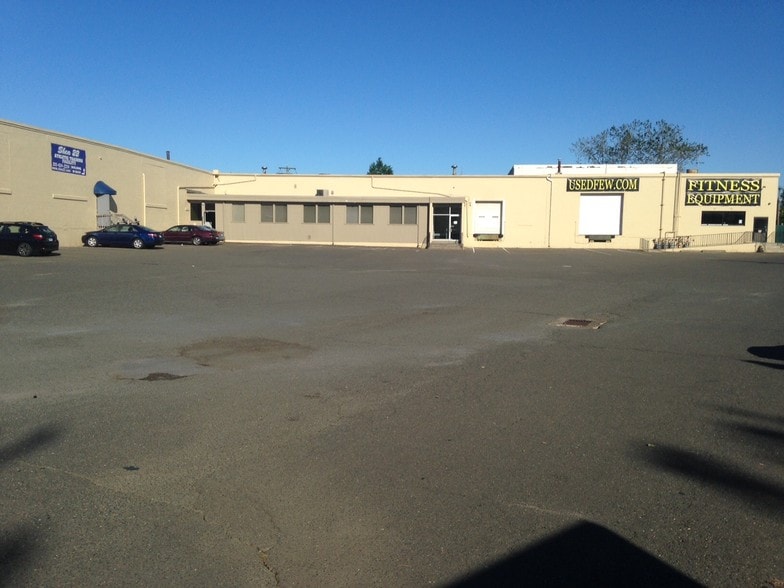 More Photos Of 222 Universal Dr, North Haven Warehouse For Lease