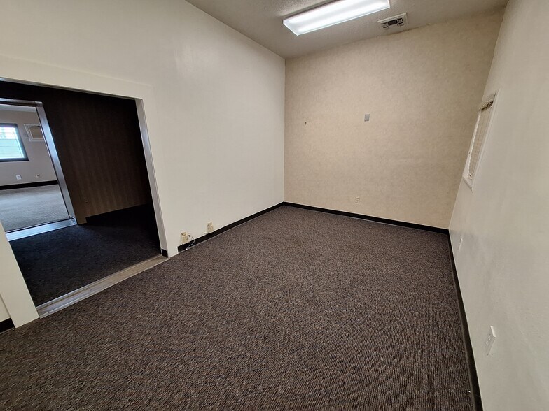More Photos Of 2813 Hanger Way, Bakersfield Airplane Hangar For Lease