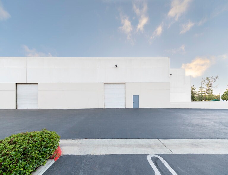 More Photos Of 3280 Corporate View, Vista Manufacturing For Sale
