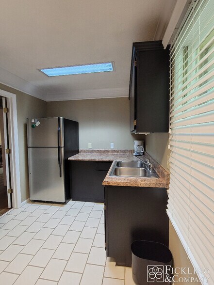 More Photos Of 102 Lois Dr, Warner Robins Office For Lease