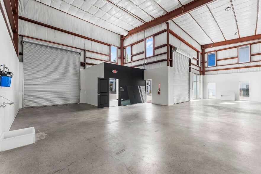 More Photos Of 32415 Tamina Rd, Magnolia Flex For Lease