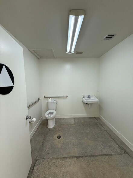 More Photos Of 3911 W Jefferson Blvd, Los Angeles Storefront Retail Office For Lease