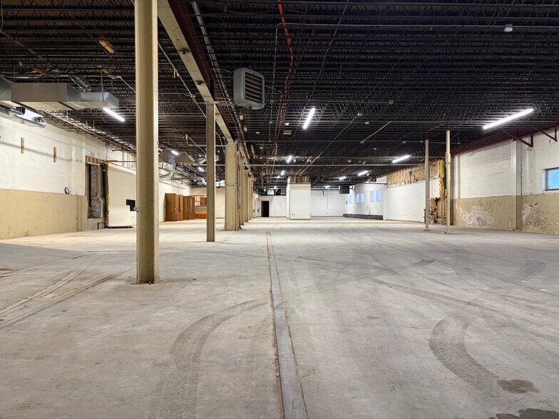 More Photos Of 627 Bay Shore Dr, Oshkosh Office For Lease