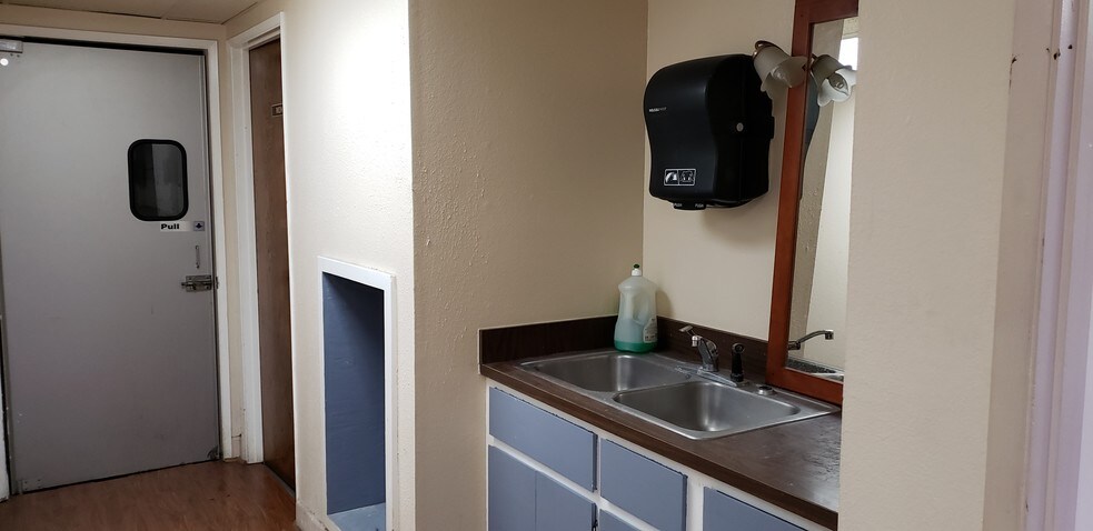 More Photos Of 350 W Compton Blvd, Gardena Manufacturing For Sale