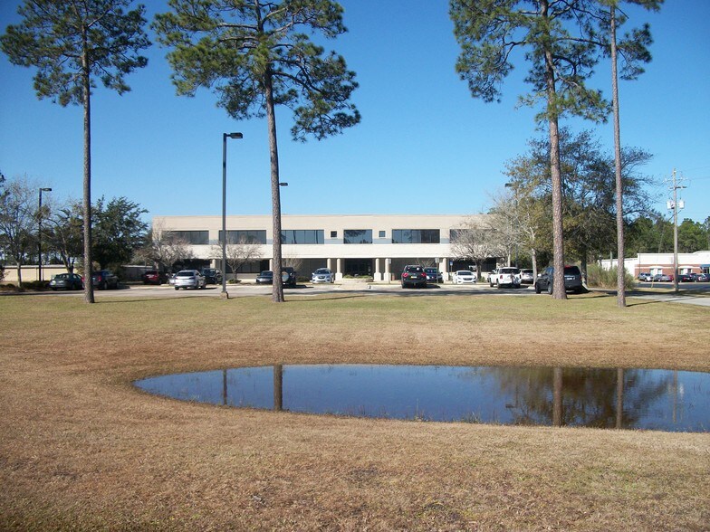 More Photos Of 130 N Gross Rd, Kingsland Medical For Lease