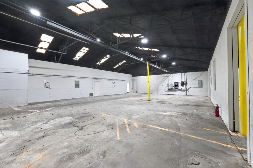 More Photos Of 5504 Forest Hill Dr, Fort Worth Warehouse For Sale