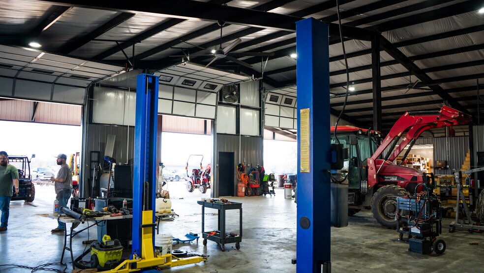 More Photos Of 1885 17th NE st, Paris General Retail For Sale