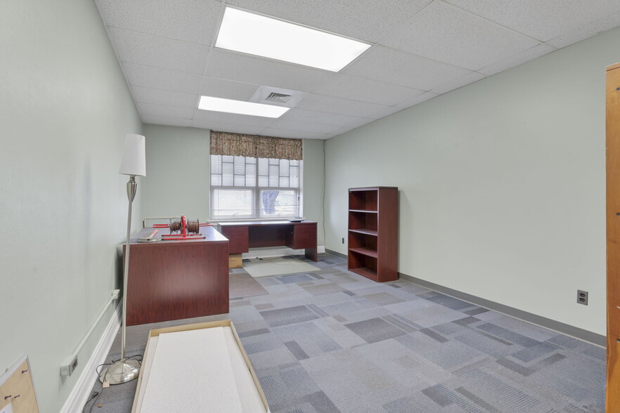 More Photos Of 300 E Auburn Ave, Springfield Office For Sale