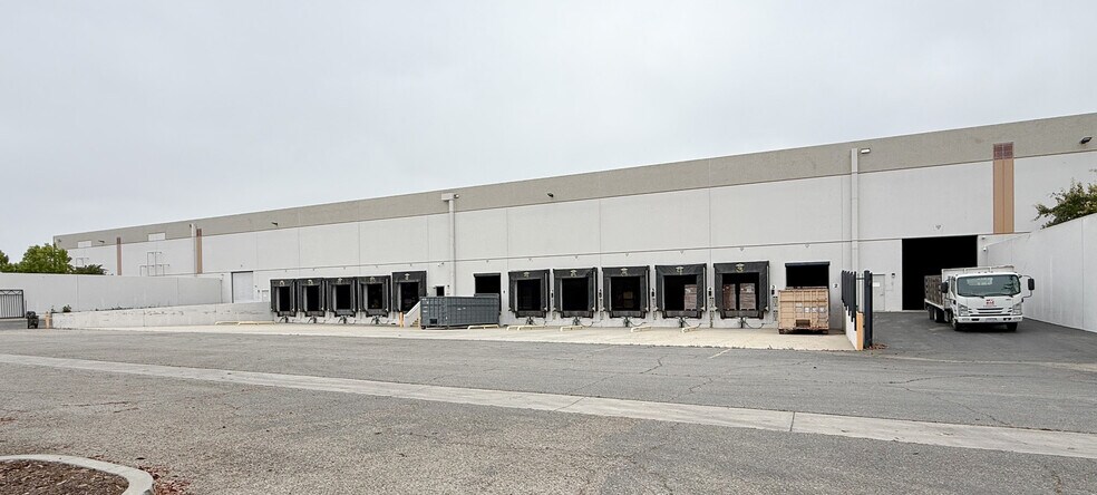 More Photos Of 2100 Eastman Ave, Oxnard Warehouse For Lease