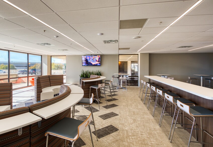 More Photos Of 2200 S Service Rd, Dallas Unknown For Lease