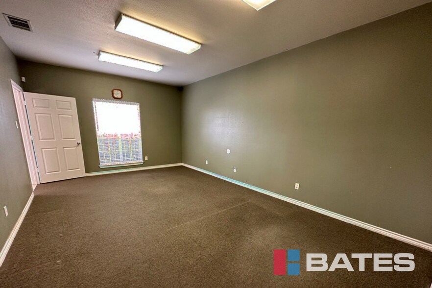 More Photos Of 423 Gautney St, Garland Showroom For Lease