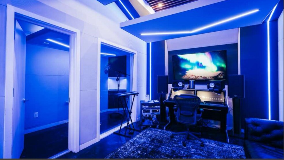 More Photos Of 5325 Topanga Canyon Blvd, Woodland Hills Office Residential For Lease